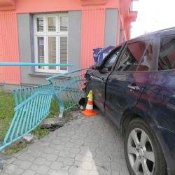 Kraslice: Neřidič pod vlivem alkoholu narazil do zábradlí a následně do budovy školy