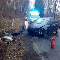 Kraslice: Osobní vozidlo narazilo do sloupu veřejného osvětlení