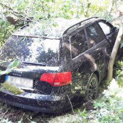 Kraslice: Osobní vozidlo skončilo mezi stromy