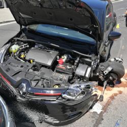 Kraslice:  Střetl se s dvěma osobními vozidly