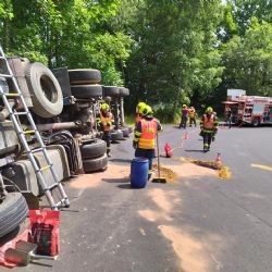 Krásno, Bečov: Náklaďák převážející písek skončil na boku