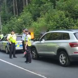 Krásno: Nechtěl čekat v koloně. Najel do pracovníka, který řídil provoz