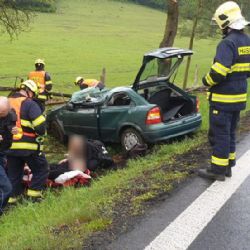 Květnová: Osobní vozidlo narazilo do stromu