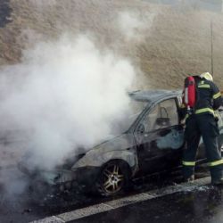 Kynšperk nad Ohří: Na šestce byl včera kvůli požáru auta zcela zastaven provoz