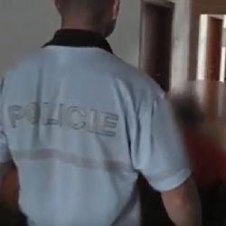 Kynšperk nad Ohří: Pěstí napadl starší ženu. Nyní je ve vazbě