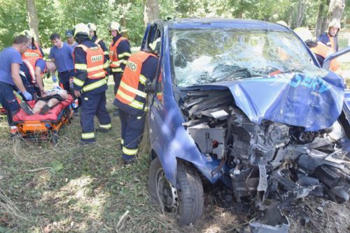 Kynšperk nad Ohří: Řidička narazila do stromu. Hasiči ji museli vyprostit