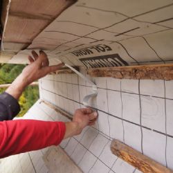 Kyselka: Obnova střešní konstrukce věže vily Vilemínky pokračuje