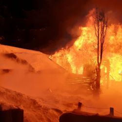 Lesík u Nejdku: Požár chaty likvidovalo 6 jednotek hasičů