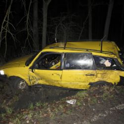 Libá: Otočil se s vozidlem přes střechu. Na místo nehody letěl vrtulník
