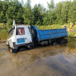 Libá: Tatra zapadla do rybníka