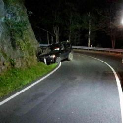 Loket: Narazil do skály