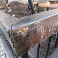 Loket: Narazil s vozidlem do terasy restaurace a ujel