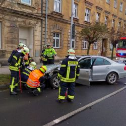 Loket: Osobní vozidlo nabouralo do zaparkovaných aut