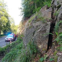 Loket: Pozor! Uvolněná část skalního masivu