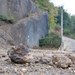 Loket: Ve městě se část skály sesunula na silnici