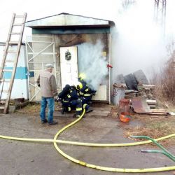 Lomnice: Hasiči likvidovali požár stavební buňky
