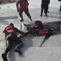 Lomnice: Policisté se cvičili v záchraně tonoucího na zamrzlé vodní ploše