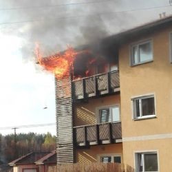 Lomnice: V obci vyhořel dům. Starosta musel zajistit náhradní ubytování pro 11 rodin