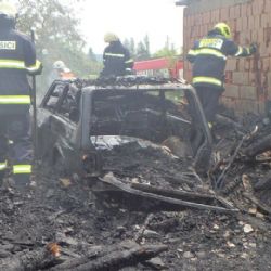 Luby: Hasiči likvidovali u rodinného domu požár dřevostavby. Nacházel se v ní automobil 