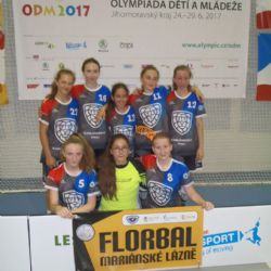 Mariánské Lázně, Brno: Dívky reprezentující Karlovarský kraj ve florbale se na letní olympiádě dětí a mládeže vůbec neztratily