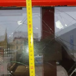 Mariánské Lázně: Dlažební kostkou poničil dveře a informativní tabuli