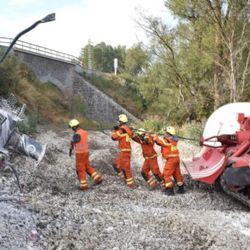 Mariánské Lázně: Hasiči začali s vyprošťováním vykolejeného vlaku