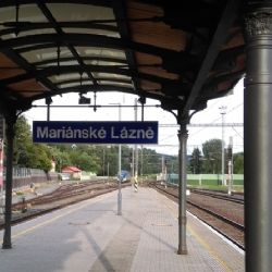 Mariánské Lázně: Hasiči zasahují u vykolejené lokomotivy