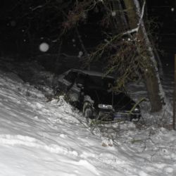 Mariánské Lázně: Muž měl po nehodě ohrožovat trojici osob sekerou
