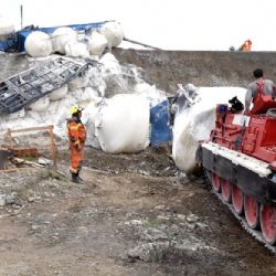 Mariánské Lázně: Na místo vykolejeného vlaku jsou povolány další dva vyprošťovací tanky