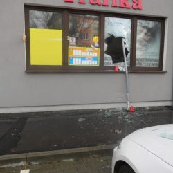 Mariánské Lázně: Nezvládl řízení. Narazil do značky, poškodil fasádu i výlohu