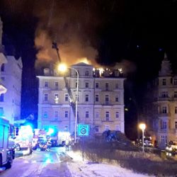 Mariánské Lázně: Při likvidaci požáru domu se zranil jeden hasič