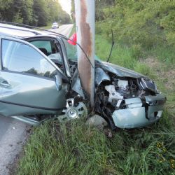 Chebsko: Při předjíždění nezvládl manévr a narazil do sloupu trolejového vedení