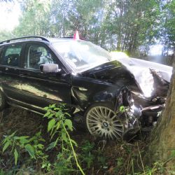 Mariánské Lázně: S vozidlem narazila do stromu