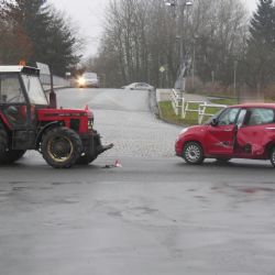 Mariánské Lázně: Střet traktoru s osobním vozidlem
