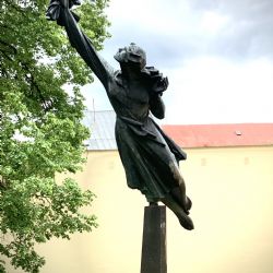 Mariánské Lázně: Za muzeem bylo instalováno torzo Letící ženy 