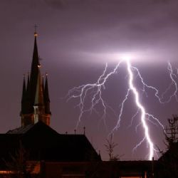 Meteorologové varují před velmi silnými bouřkami