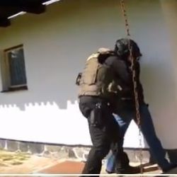 Mezinárodně hledaného zločince zadrželi čeští policisté na Karlovarsku