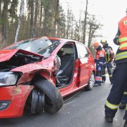 Mezirolí: Střet osobního vozidla s dodávkou. Řidiče vyprošťovali hasiči