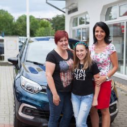 Michalce se splnil sen. V pondělí převzala se svojí maminkou nový automobil