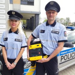 Milhostov: Policisté použitím defibrilátoru zachránili staršímu muži život
