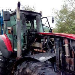 Milíkov: U obce hořel traktor