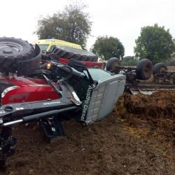 Milíkov: U obce se včera převrátil traktor s návěsem