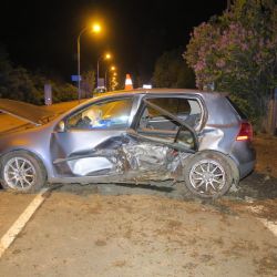 Mírová: Řidička nevyrovnala smyk. Narazila do sloupu a následně pařezu