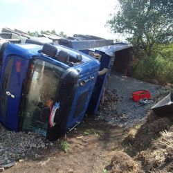 Mírová: Z převráceného nákladního auta unikal hydraulický olej