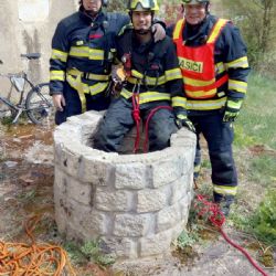 Mokřiny: Chlapec spadl do studny. Zachránili ho hasiči