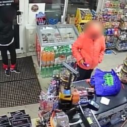 Mokřiny: Dvě ženy pomocí makety střelné zbraně a paralyzéru přepadly benzinku