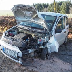 Mrázov: Přejel do protisměru a narazil do stromu