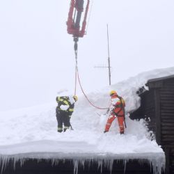 Myslivny: Hasiči zajištění jeřábem odlehčují střechu vodárny