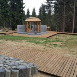 Na mezinárodním pohřebišti u Jindřichovic vzniklo pietní místo