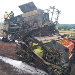 Na poli u Lipové shořel kombajn